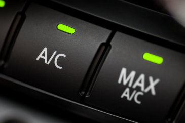 Airco auto bijvullen: kosten, onderhoud en repareren. Zo zit het. airco van een auto