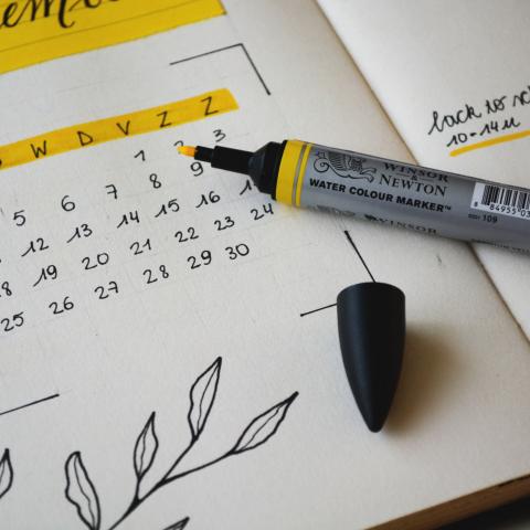 Kalender en gele markeerstift