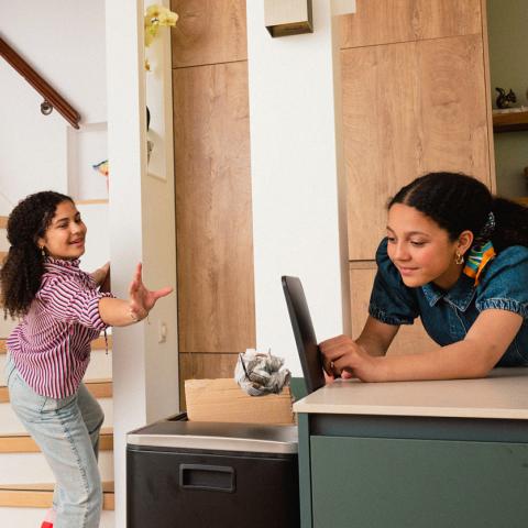 tips makkelijk afval scheiden meisje gooit afval in prullenbak