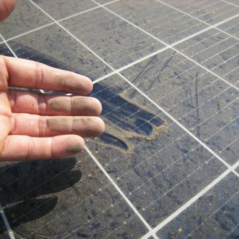 Zonnepanelen schoonmaken hoe vaak