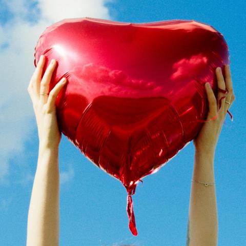 Rode folieballon hart in de lucht