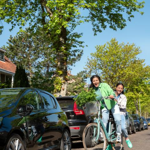 Fiets naar je werk dag Besured Meisjes fietsend op straat