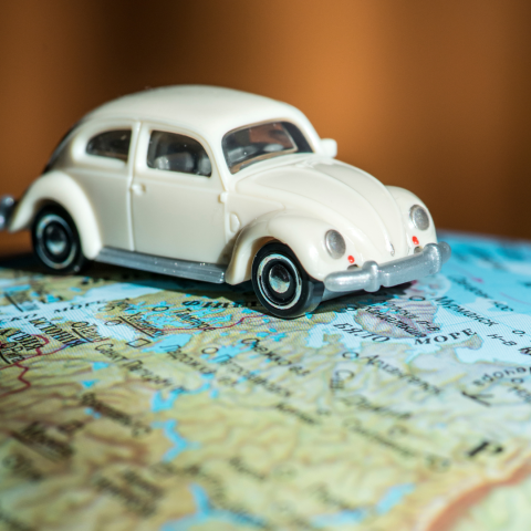 Auto op wereldbol