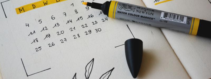 Kalender met gele markeerstift