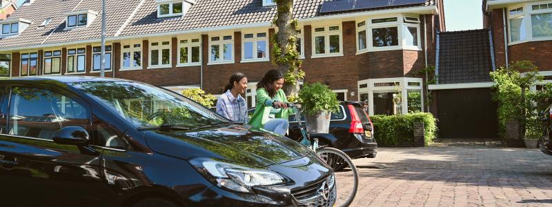 twee meisjes fietsen door de straat