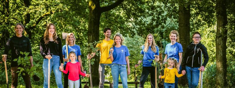 groep mensen planten bomen