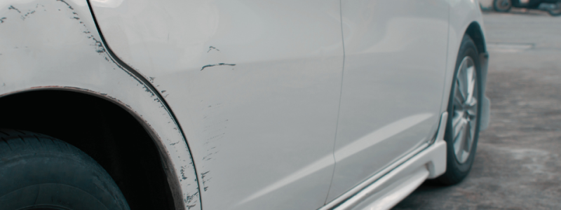 Dader onbekend autoschade auto met schade aan de zijkanat