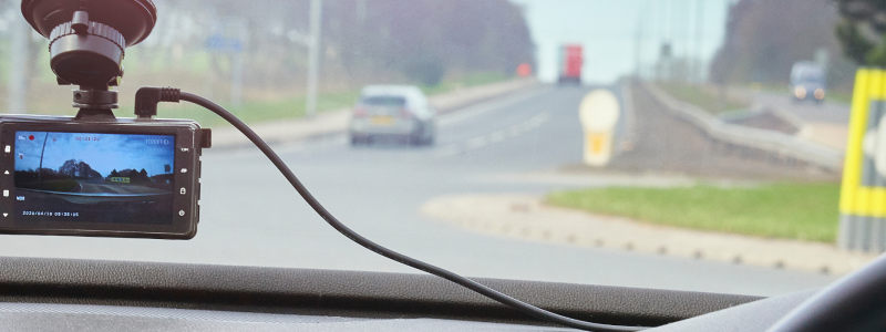 Dashcam in auto filmt de weg