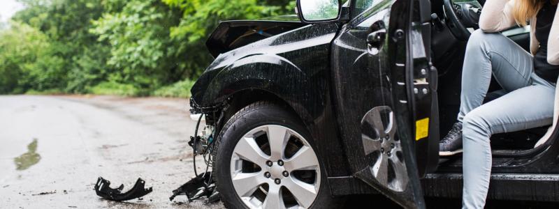 Vrouw zit in auto die total loss is