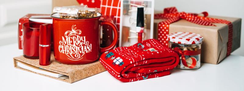 Kerstpakket met een mok, sokken, lippenstift en spullen