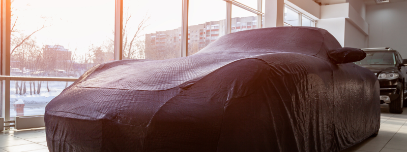 Een auto die bedekt is met een zwart zijl